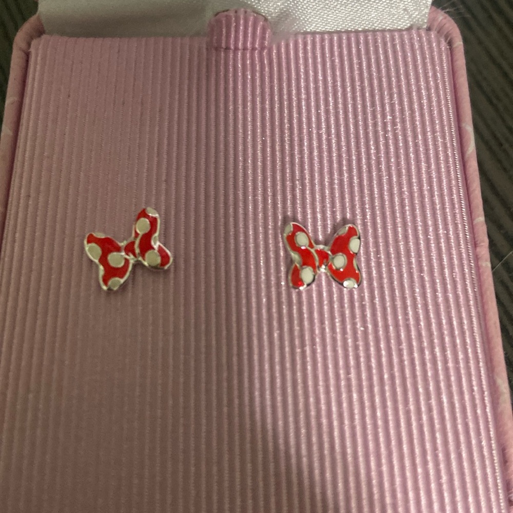 NWOT Minnie Mouse bow earrings